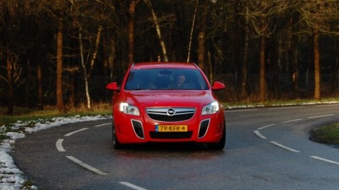 Een Auto van het Jaar is van alle markten thuis. Dus heeft Opel voor de Insignia ook een sportieve OPC-versie gereed staan. De zakelijke middenklasser wordt met een agressieve uitstraling, 325 pk uit