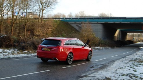 Een Auto van het Jaar is van alle markten thuis. Dus heeft Opel voor de Insignia ook een sportieve OPC-versie gereed staan. De zakelijke middenklasser wordt met een agressieve uitstraling, 325 pk uit