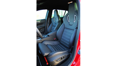 Een Auto van het Jaar is van alle markten thuis. Dus heeft Opel voor de Insignia ook een sportieve OPC-versie gereed staan. De zakelijke middenklasser wordt met een agressieve uitstraling, 325 pk uit