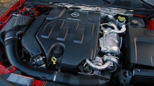 Een Auto van het Jaar is van alle markten thuis. Dus heeft Opel voor de Insignia ook een sportieve OPC-versie gereed staan. De zakelijke middenklasser wordt met een agressieve uitstraling, 325 pk uit