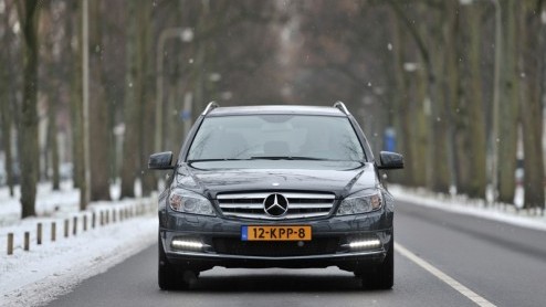 Mercedes-Benz breidt het C-Klasse gamma uit met de C 180 CDI BlueEFFICIENCY, die is voorzien van de 2.1 liter common rail turbodiesel. De techneuten houden het vermogen bescheiden maar zetten daar dit