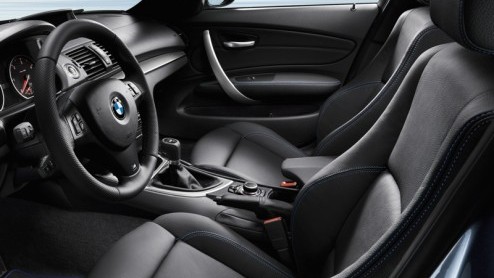 BMW levert de 1-serie tijdelijk als Business Line Sport. Deze tot 250 exemplaren gelimiteerde uitvoering is getooid in een outfit van de BMW Motorsportafdeling met extra luxe, waarvoor de zakelijke ri