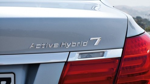 BMW zet dit jaar de eerste stap met hybridemodellen. Na de X6 is het ook de beurt aan de ActiveHybrid 7, die vanaf dit voorjaar bij de dealers staat. De bijbehorende prijs bedraagt 139.950 euro, en vo