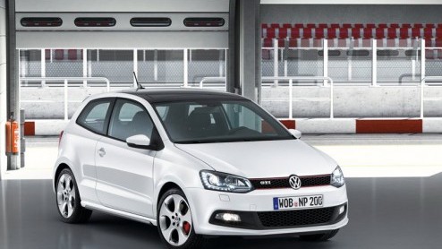 Het is geen nieuws dat er een Polo GTI aan zat te komen, maar de eerste beelden van deze Volkswagen zijn dat wel! De kekke hot hatch peutert 180 pk uit een 1.4-tje en komt nog voor de zomer op de mark