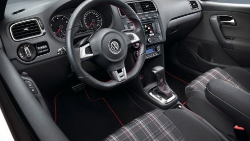 Het is geen nieuws dat er een Polo GTI aan zat te komen, maar de eerste beelden van deze Volkswagen zijn dat wel! De kekke hot hatch peutert 180 pk uit een 1.4-tje en komt nog voor de zomer op de mark