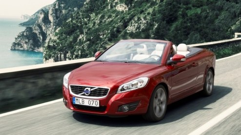 Met het voorjaar in aantocht presenteert Volvo de nieuwe Volvo C70 Intro Edition. De in het nieuw gestoken coupe-cabriolet staat tijdelijk voor 49.995 euro in de showroom met allerlei luxe, en is leve