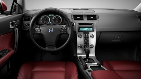 Met het voorjaar in aantocht presenteert Volvo de nieuwe Volvo C70 Intro Edition. De in het nieuw gestoken coupe-cabriolet staat tijdelijk voor 49.995 euro in de showroom met allerlei luxe, en is leve