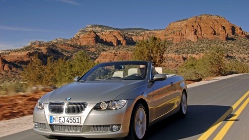 Tegen veler verwachting in heeft de nieuwe BMW 3-serie Cabrio geen traditionele stoffen kap gekregen, maar zon modern  modieus  metalen klapdak. Zulke coup-cabrios hebben in dichte toestand meest