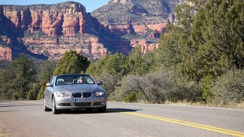 Tegen veler verwachting in heeft de nieuwe BMW 3-serie Cabrio geen traditionele stoffen kap gekregen, maar zon modern  modieus  metalen klapdak. Zulke coup-cabrios hebben in dichte toestand meest