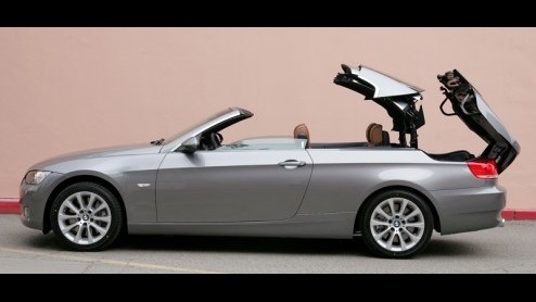 Tegen veler verwachting in heeft de nieuwe BMW 3-serie Cabrio geen traditionele stoffen kap gekregen, maar zon modern  modieus  metalen klapdak. Zulke coup-cabrios hebben in dichte toestand meest