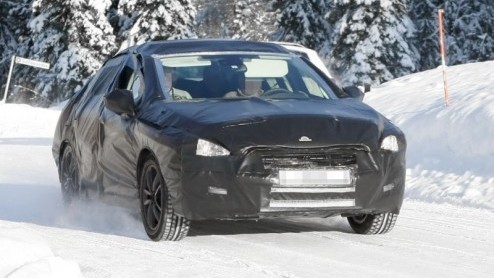 Terwijl Peugeot een tipje van de sluier gaat oplichten met het '5 by Peugeot'-studiemodel in Genve, rijdt de productieversie - weliswaar verhuld in een ruimzittend camouflagepak - al vrolijk rond.