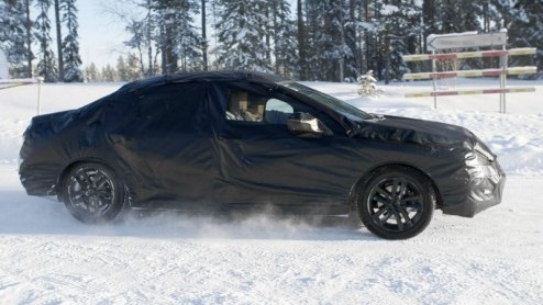 Terwijl Peugeot een tipje van de sluier gaat oplichten met het '5 by Peugeot'-studiemodel in Genve, rijdt de productieversie - weliswaar verhuld in een ruimzittend camouflagepak - al vrolijk rond.
