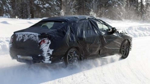 Terwijl Peugeot een tipje van de sluier gaat oplichten met het '5 by Peugeot'-studiemodel in Genve, rijdt de productieversie - weliswaar verhuld in een ruimzittend camouflagepak - al vrolijk rond.