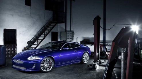 De gentlemen agreement voor het begrenzen van potente bolides op 250 km/u is er om doorbroken te worden. Jaguar komt met een uitvoering van de XKR op de proppen die doodleuk tot 280 km/u doordendert.