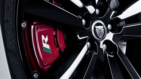 De gentlemen agreement voor het begrenzen van potente bolides op 250 km/u is er om doorbroken te worden. Jaguar komt met een uitvoering van de XKR op de proppen die doodleuk tot 280 km/u doordendert.