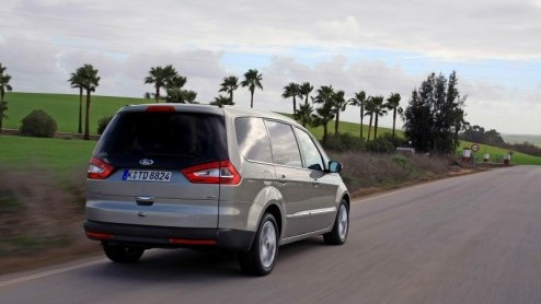 Groot, groter, grootst. Ford heeft naast de S-MAX nog een full-size MPV in de familie die er niet om liegt: de Galaxy. Met deze zevenzitter staat er een pakezel die gezin en bagage in overtreffende tr