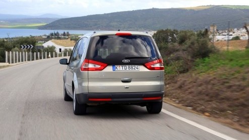 Groot, groter, grootst. Ford heeft naast de S-MAX nog een full-size MPV in de familie die er niet om liegt: de Galaxy. Met deze zevenzitter staat er een pakezel die gezin en bagage in overtreffende tr