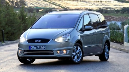 Groot, groter, grootst. Ford heeft naast de S-MAX nog een full-size MPV in de familie die er niet om liegt: de Galaxy. Met deze zevenzitter staat er een pakezel die gezin en bagage in overtreffende tr