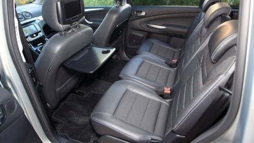Groot, groter, grootst. Ford heeft naast de S-MAX nog een full-size MPV in de familie die er niet om liegt: de Galaxy. Met deze zevenzitter staat er een pakezel die gezin en bagage in overtreffende tr