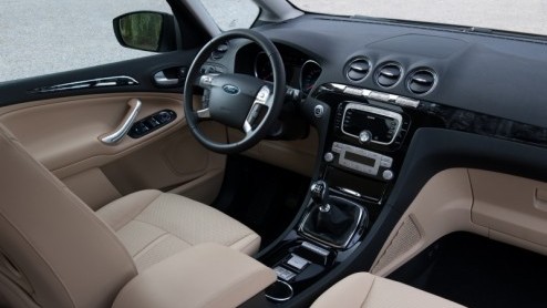 Groot, groter, grootst. Ford heeft naast de S-MAX nog een full-size MPV in de familie die er niet om liegt: de Galaxy. Met deze zevenzitter staat er een pakezel die gezin en bagage in overtreffende tr
