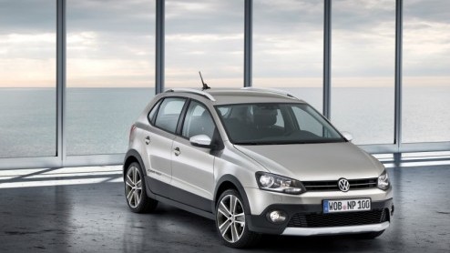 De boodschap van Volkswagen is kort en krachtig: dit zijn de eerste beelden van de CrossPolo, en daar moeten we het voorlopig mee doen. Verdient de stoere telg van de Polo familie - die net als de GTI