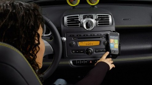 Smart is vrienden geworden met de iPhone. Het kleinste automerk presenteert als eerste een eigen iPhone applicatie, waarmee je vanuit de telefoonhouder onder meer handsfree kunt bellen, muziek kunt me