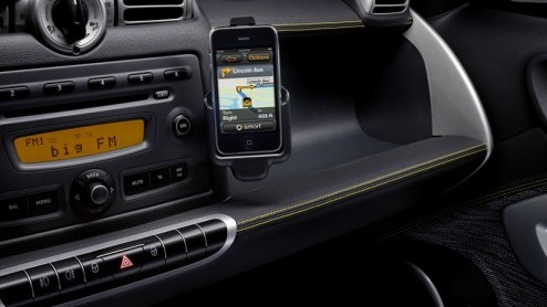 Smart is vrienden geworden met de iPhone. Het kleinste automerk presenteert als eerste een eigen iPhone applicatie, waarmee je vanuit de telefoonhouder onder meer handsfree kunt bellen, muziek kunt me