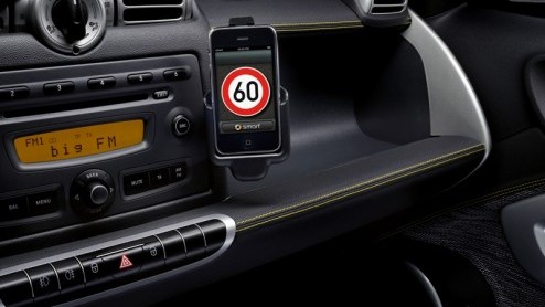 Smart is vrienden geworden met de iPhone. Het kleinste automerk presenteert als eerste een eigen iPhone applicatie, waarmee je vanuit de telefoonhouder onder meer handsfree kunt bellen, muziek kunt me