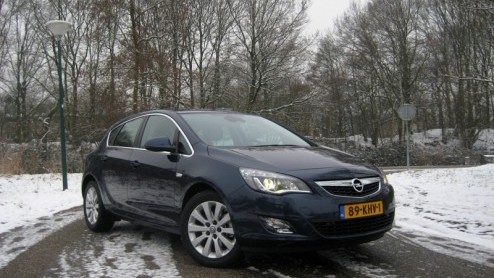 De Golf en de Astra. Het zijn twee kemphanen die al jaren aan elkaar zijn gewaagd. Na de opmars van de Wolfsburger met turbomotoren, DSG en moderne uitrustingsfeatures slaat Russelsheim ambitieus teru