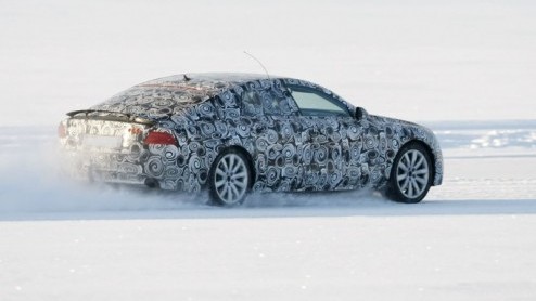 Audis nieuwe A7 is lange tijd ondergedoken gebleven. Ondanks kreeg onze spionagefotograaf de vierdeurscoup weer in de smiezen. Audi moet wel, want het model moet nog dit jaar worden voorgesteld.