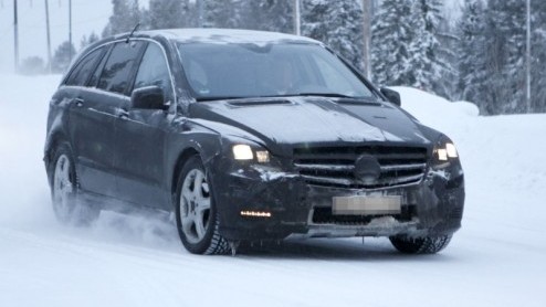 Stukje bij beetje krijgt de facelift van de Mercedes-Benz R-Klasse meer duidelijkheid. Deze nieuwe beelden geven een goede indruk wat Das Haus met de veelzijdige, tevens vrij weinig geziene gast van p