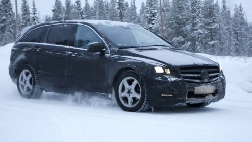 Stukje bij beetje krijgt de facelift van de Mercedes-Benz R-Klasse meer duidelijkheid. Deze nieuwe beelden geven een goede indruk wat Das Haus met de veelzijdige, tevens vrij weinig geziene gast van p