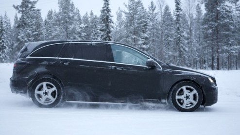 Stukje bij beetje krijgt de facelift van de Mercedes-Benz R-Klasse meer duidelijkheid. Deze nieuwe beelden geven een goede indruk wat Das Haus met de veelzijdige, tevens vrij weinig geziene gast van p