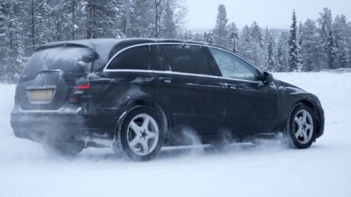 Stukje bij beetje krijgt de facelift van de Mercedes-Benz R-Klasse meer duidelijkheid. Deze nieuwe beelden geven een goede indruk wat Das Haus met de veelzijdige, tevens vrij weinig geziene gast van p