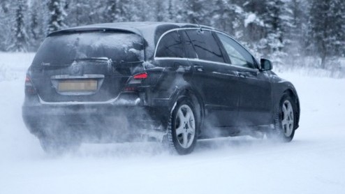 Stukje bij beetje krijgt de facelift van de Mercedes-Benz R-Klasse meer duidelijkheid. Deze nieuwe beelden geven een goede indruk wat Das Haus met de veelzijdige, tevens vrij weinig geziene gast van p