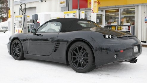 Dat Porsche onlangs nog de Boxster Spyder heeft gentroduceerd, betekent niet dat men in Zuffenhausen stil hoeft te zitten. De Duitsers zijn al intensief bezig de volgende generatie Spyder aan de tand