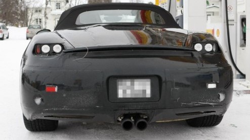 Dat Porsche onlangs nog de Boxster Spyder heeft gentroduceerd, betekent niet dat men in Zuffenhausen stil hoeft te zitten. De Duitsers zijn al intensief bezig de volgende generatie Spyder aan de tand