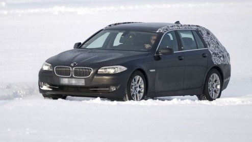 Nu de nieuwe BMW 5-serie sedan op het punt staat de dealers te bereiken, kan nieuws rondom de Touring niet uitblijven. De verwachting is dat de stationwagon na de zomer op de markt komt. De testrijder