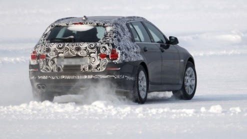 Nu de nieuwe BMW 5-serie sedan op het punt staat de dealers te bereiken, kan nieuws rondom de Touring niet uitblijven. De verwachting is dat de stationwagon na de zomer op de markt komt. De testrijder