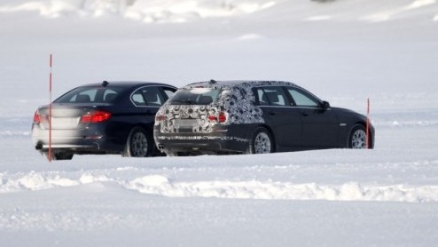 Nu de nieuwe BMW 5-serie sedan op het punt staat de dealers te bereiken, kan nieuws rondom de Touring niet uitblijven. De verwachting is dat de stationwagon na de zomer op de markt komt. De testrijder