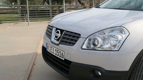 De traditionele compacte middenklasse krimpt en steeds meer kopers kiezers voor alternatieven zoals MPVs en SUVs. Nissan speelt daarop in door een heel andere soort auto aan te bieden. De Qashqai is