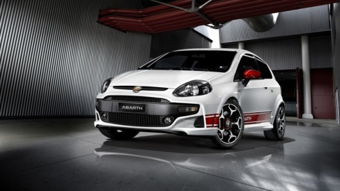 Na de facelift van de Fiat Grande Punto kan het heethoofdige broertje Abarth Grande Punto niet achterblijven. De sportievelingen uit Itali hebben de scheurneus leuk bijgeschaafd en presenteert deze s