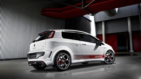 Na de facelift van de Fiat Grande Punto kan het heethoofdige broertje Abarth Grande Punto niet achterblijven. De sportievelingen uit Itali hebben de scheurneus leuk bijgeschaafd en presenteert deze s