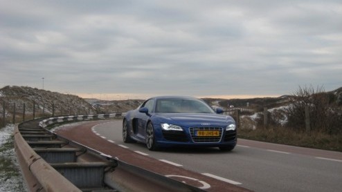 Bij Audi is de R8 ht rasechte paradepaard van de familie, in 2006 'geboren' uit de vele successen in de legendarische Le Mans races. Een supersportwagen met V8 die tot absolute topprestaties in staat
