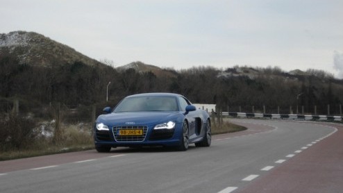 Bij Audi is de R8 ht rasechte paradepaard van de familie, in 2006 'geboren' uit de vele successen in de legendarische Le Mans races. Een supersportwagen met V8 die tot absolute topprestaties in staat