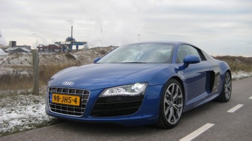 Bij Audi is de R8 ht rasechte paradepaard van de familie, in 2006 'geboren' uit de vele successen in de legendarische Le Mans races. Een supersportwagen met V8 die tot absolute topprestaties in staat