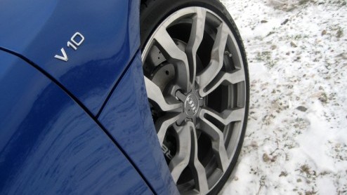 Bij Audi is de R8 ht rasechte paradepaard van de familie, in 2006 'geboren' uit de vele successen in de legendarische Le Mans races. Een supersportwagen met V8 die tot absolute topprestaties in staat