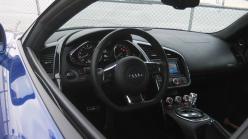 Bij Audi is de R8 ht rasechte paradepaard van de familie, in 2006 'geboren' uit de vele successen in de legendarische Le Mans races. Een supersportwagen met V8 die tot absolute topprestaties in staat
