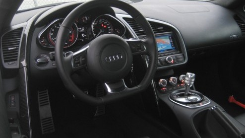 Bij Audi is de R8 ht rasechte paradepaard van de familie, in 2006 'geboren' uit de vele successen in de legendarische Le Mans races. Een supersportwagen met V8 die tot absolute topprestaties in staat