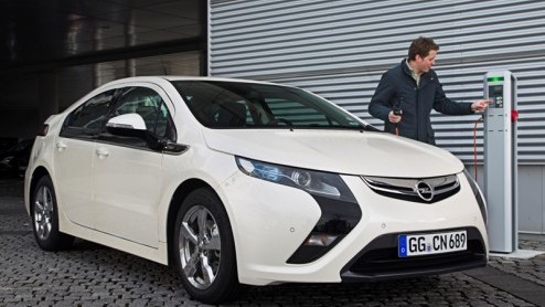 Opel neemt de elektrisch aangedreven Ampera mee naar de Autosalon van Genve, en heeft daarvoor het eerste prototype van de productie-Ampera opgeladen aan het nieuwe laadstation bij Opel in Rsselshei